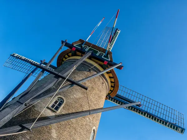 KINDERDIJK, NETHERLANDS - 4 Temmuz 2019: Kinderdijk 'teki tarihi yel değirmeninin yakın çekim görüntüsü