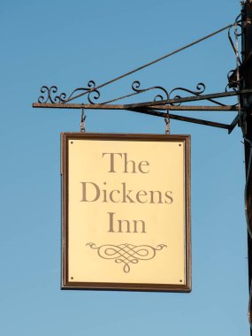 LONDON, UK - 3 HAZİRAN 2010: St. Katherine Limanı 'ndaki Dickens Inn' in dışında imzala mavi gökyüzüne karşı izole edilmiş