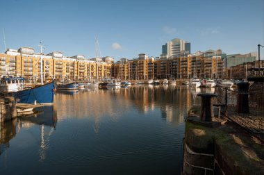 LONDON, İngiltere - Ocak 03, 2010: St. Katharine Rıhtımı, eski bir rıhtım ve şimdi bir konut ve eğlence kompleksine dönüştürüldü