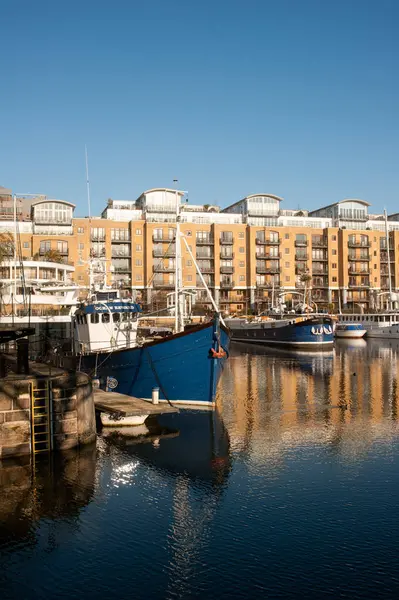 LONDON, İngiltere - Ocak 03, 2010: St. Katharine Rıhtımı, eski bir rıhtım ve şimdi bir konut ve eğlence kompleksine dönüştürüldü