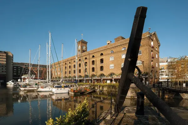 LONDON, İngiltere - Ocak 03, 2010: St. Katharine Rıhtımı, eski bir rıhtım ve şimdi bir konut ve eğlence kompleksine dönüştürüldü