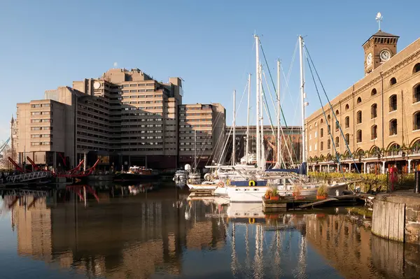 LONDON, UK - 3 Ocak 2010: St. Katharine Rıhtımı, eski bir rıhtım ve şimdi arka planda Tower Hotel ile bir konut ve eğlence kompleksi olarak yeniden geliştirildi