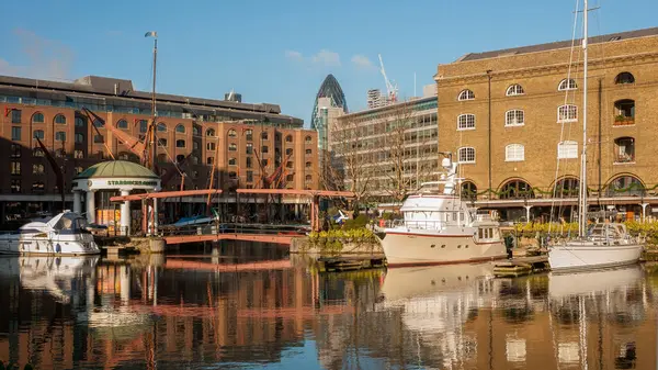 LONDON, İngiltere - Ocak 03, 2010: St. Katharine Rıhtımı, eski bir rıhtım ve şimdi bir konut ve eğlence kompleksine dönüştürüldü