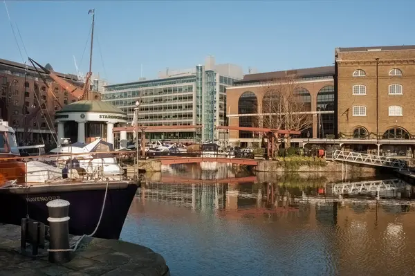 LONDON, İngiltere - Ocak 03, 2010: St. Katharine Rıhtımı, eski bir rıhtım ve şimdi bir konut ve eğlence kompleksine dönüştürüldü