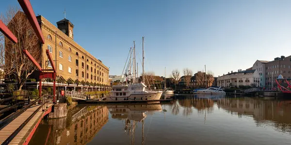 LONDON, İngiltere - Ocak 03, 2010: St. Katharine Rıhtımı, eski bir rıhtım ve şimdi bir konut ve eğlence kompleksine dönüştürüldü