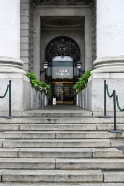 LONDON, İngiltere - 21 Mayıs 2025: Kraliyet Borsa binasına giriş tabelasıyla