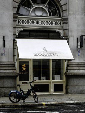 LONDON, İngiltere - 21 Mayıs 2025: Royal Exchange binasındaki Horatio ayakkabı dükkanının dış görünüşü
