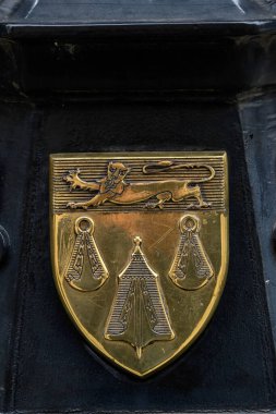 LONDON, İngiltere - 21 Mayıs 2025: Merchant Taylors 'un Değerli Şirketi' nin Brass Coats of Arms of Arms
