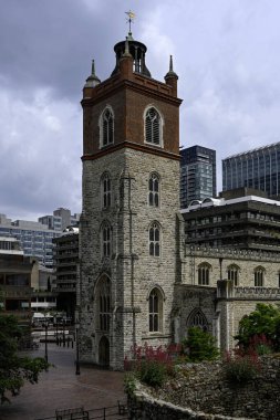 LONDON, İngiltere - 21 Mayıs 2025: Barbican 'daki St. Giles-sız-Cripplegate Kilisesi