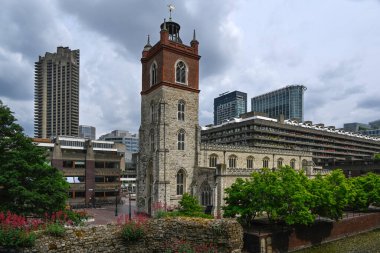 LONDON, İngiltere - 21 Mayıs 2025: Barbican 'daki St. Giles-sız-Cripplegate Kilisesi