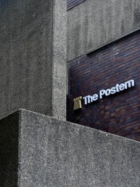 LONDON, İngiltere - 21 Mayıs 2025: Barbican Postern için Barbika mimarisi ile imza