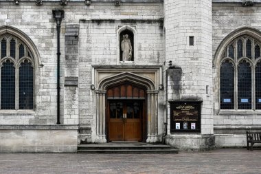 LONDON, İngiltere - 21 Mayıs 2025: Barbican malikânesindeki St. Giles-sız kilisenin çıkış kapısı