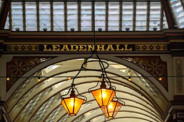 LONDON, İngiltere - 21 Mayıs 2025: Londra şehrinin Leadenhall pazar çatısındaki dekoratif fenerler