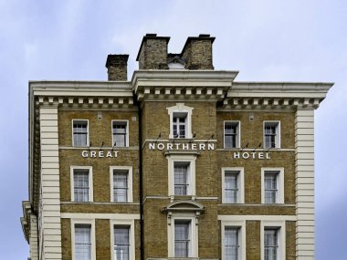 LONDON, İngiltere - 21 Mayıs 2025: St Pancras ve Kings Cross İstasyonu 'ndaki Great Northern Hotel' in ön cephesi