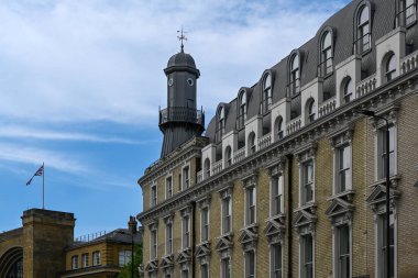 LONDON, İngiltere - 21 Mayıs 2025: Pentonville Yolu ve Grays Inn Yolu 'nun köşesindeki Deniz feneri binasının dışı