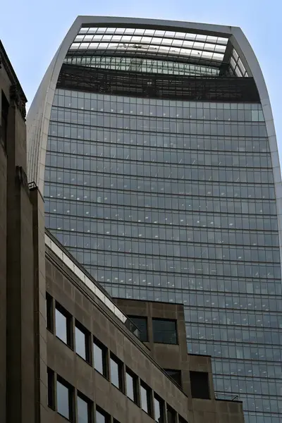 LONDON, İngiltere - 21 Mayıs 2025: Telsiz Binası (20 Fenchurch Caddesi) yukarıdaki binaların görüntüsü