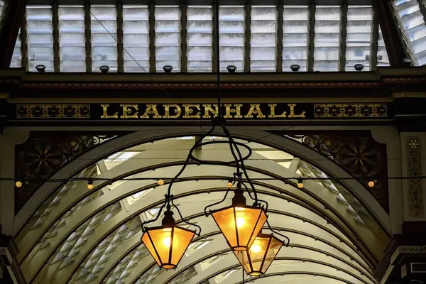LONDON, İngiltere - 21 Mayıs 2025: Londra şehrinin Leadenhall pazar çatısındaki dekoratif fenerler