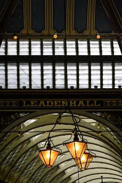 LONDON, İngiltere - 21 Mayıs 2025: Londra şehrinin Leadenhall pazar çatısındaki dekoratif fenerler
