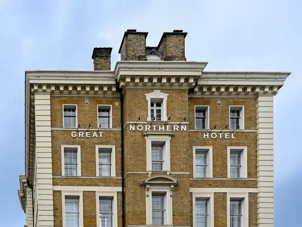 LONDON, İngiltere - 21 Mayıs 2025: St Pancras ve Kings Cross İstasyonu 'ndaki Great Northern Hotel' in ön cephesi