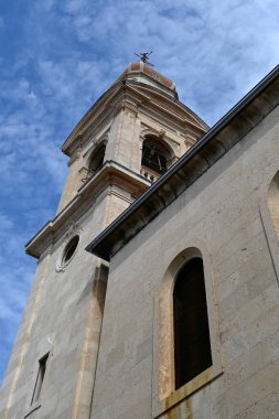 BÖLÜM, CROATIA - 13 Nisan 2025: Kutsal Haç Kilisesinin çan kulesi (Crkva Svetoga Kriza)
