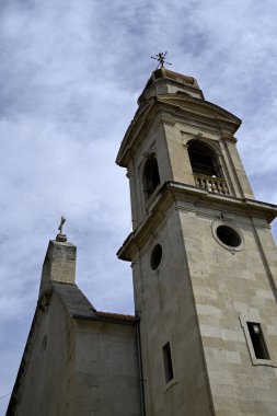 BÖLÜM, CROATIA - 13 Nisan 2025: Kutsal Haç Kilisesinin çan kulesi (Crkva Svetoga Kriza)