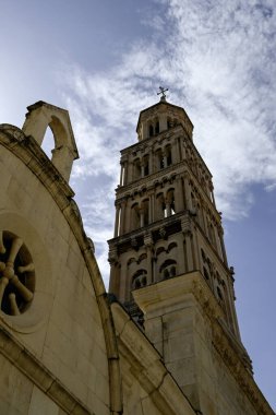BÖLÜM, CROATIA - 13 Nisan 2025: Saint Domnius Katedrali 'nin çan kulesi (Katedrala Svetog Duje)