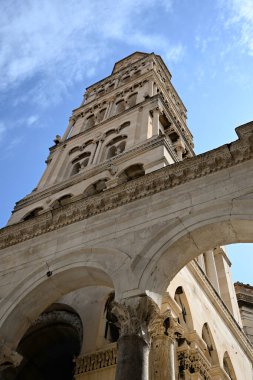 BÖLÜM, CROATIA - 13 Nisan 2025: Saint Domnius Katedrali 'nin çan kulesi (Katedrala Svetog Duje)