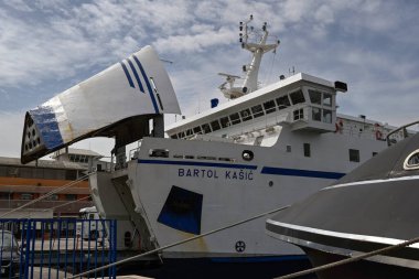 BÖLÜM, CROATIA - 13 Nisan 2025: MF Bartol Kasic feribotu limanda Jadrolinija tarafından açık gövde kapısı ve ismi ile kullanıldı