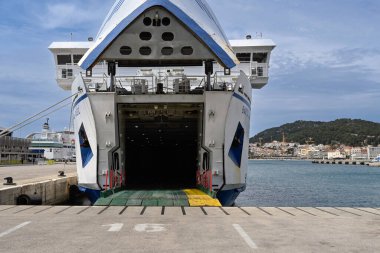 BÖLÜM, CROATIA - 13 Nisan 2025: MF Bartol Kasic feribotu limanda Jadrolinija tarafından açık gövde kapısı ile kullanıldı 