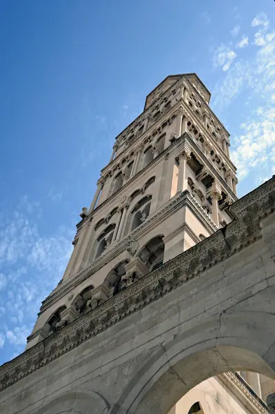 BÖLÜM, CROATIA - 13 Nisan 2025: Saint Domnius Katedrali 'nin çan kulesi (Katedrala Svetog Duje)