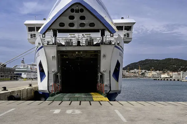 BÖLÜM, CROATIA - 13 Nisan 2025: MF Bartol Kasic feribotu limanda Jadrolinija tarafından açık gövde kapısı ile kullanıldı 