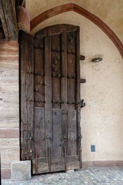BASEL, SWitzERLAND 27 Şubat 2023: eski şehir duvarlarındaki Spalentor kapısının eski ahşap kapısı