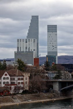 BASEL, SWitzERLAND - 27 Şubat 2023: Roche Kuleleri de dahil olmak üzere şehrin gökdelenleri 