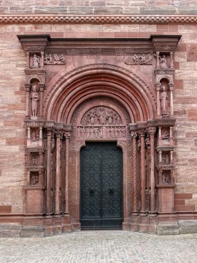 BASEL, SWitzERLAND - 27 Şubat 2023: Basel Minster 'ın ana girişi ve süslü kapıları