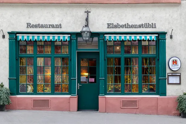 BASEL, SWitzERLAND - 27 Şubat 2023: Elisabethenstrasse 'deki güzel Elsbertheninli restoranının dış görünüşü 