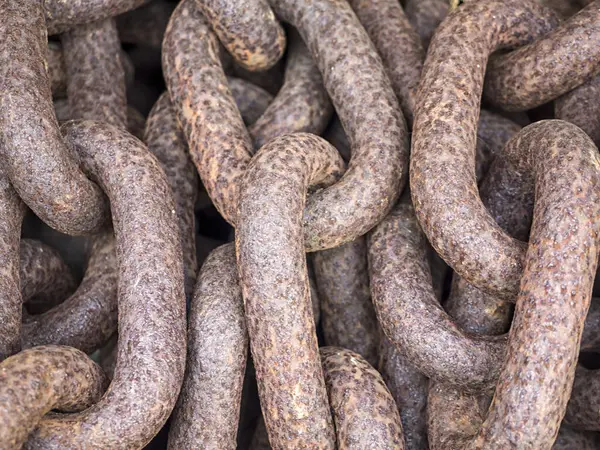 Arka plan olarak kullanılmak üzere eski paslı demir halkaların yakınlaştırılması