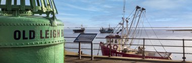 LEIGH-ON-SEA, ESSEX, İngiltere - 16 Şubat 2018: Arkasında balıkçı teknesi olan Eski Leigh Şamandırası Panoraması