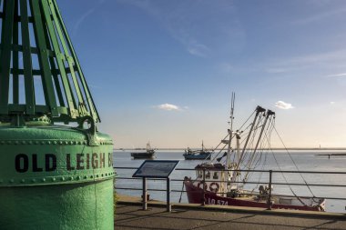 LEIGH-ON-SEA, ESSEX, İngiltere - 16 Şubat 2018: Arkasında balıkçı teknesi olan Eski Leigh Şamandırası