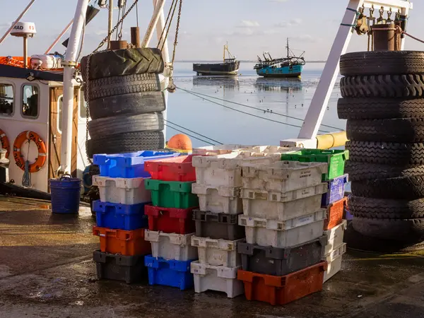 LEIGH-ON-SEA, ESSEX, İngiltere - 16 Şubat 2018: Old Leigh rıhtımında istiflenmiş boş balık sandıkları