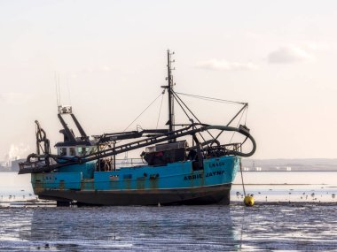 LEIGH-ON-SEA, ESSEX, İngiltere - 16 Şubat 2018: Cockle Boat, Old Leigh 'de düşük gelgitte vakumlu tarama ekipmanı