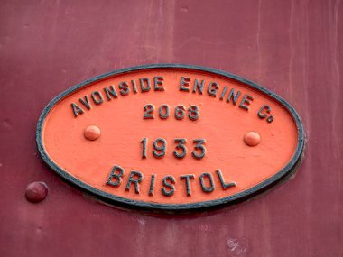 LONDON, İngiltere - 08 Mart 2018: Stratford istasyonunun dışındaki 'Robert' tankında Avonside Motor Co için üretim plakası