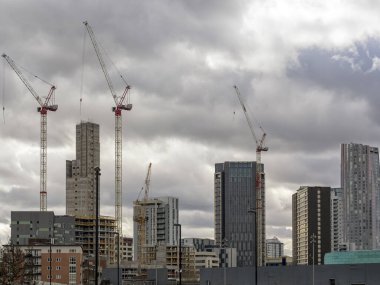 LONDON, İngiltere - 08 Mart 2018: Stratford, Doğu Londra 'da inşaat halindeki kule binaları