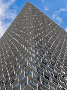 LONDON, İngiltere - 08 Mart 2018: Stratford, Doğu Londra 'daki Tower block binasının soyut görüntüsü