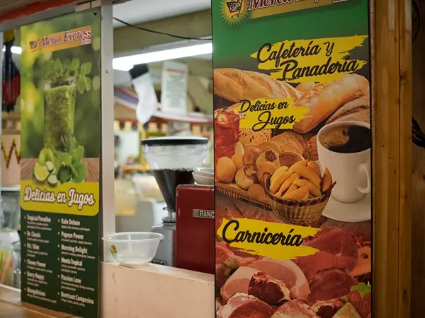 LONDON, İngiltere - 08 Mart 2018: Yerel olarak Pueblito Paisa veya Seven Sisters Indoor Market 'teki Latin Pazarı olarak bilinen Pazar' ın iç görünümü