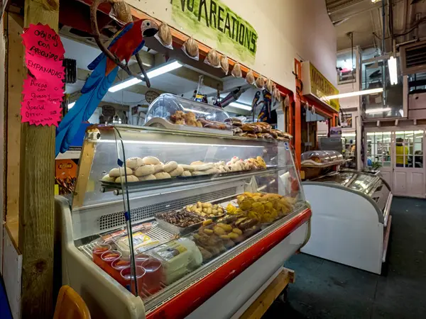 LONDON, İngiltere - 08 Mart 2018: Yerel olarak Pueblito Paisa veya Seven Sisters Indoor Market 'teki Latin Pazarı olarak bilinen Pazar' ın iç görünümü