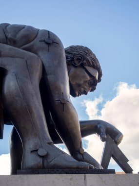 LONDON, İngiltere - 08 Mart 2018 İngiliz Kütüphanesinde Sör Isaac Newton 'un heykeli - heykeltıraş Eduardo Paolozzi