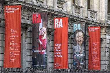 LONDON, İngiltere - 08 Mart 2018: Burlington House dışında Kraliyet Sanat Akademisi için renkli pankartlar