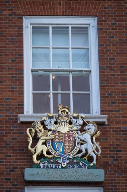 LONDON, İngiltere - 08 Mart 2018: Fortnum ve Mason mağazasının dışındaki Kraliyet Arma Paltosu