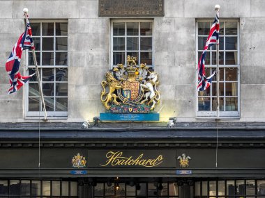 LONDON, İngiltere - 08 Mart 2018: Piccadilly 'deki Hatchard Kitapçılarının üzerinde Kraliyet Arma Paltosu' nu gösteren imzalar