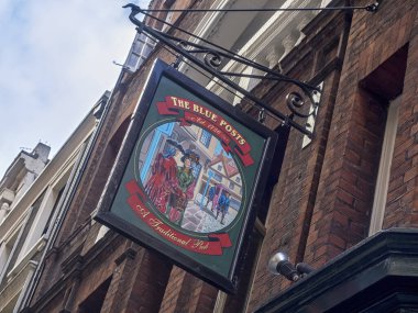LONDON, İngiltere - 08 Mart 2018 Kingley Caddesi 'ndeki Blue Post Pub için imza